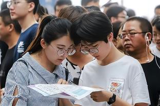 这？！东契奇脚后跟送出妙传 鲍威尔心领神会完成暴扣！